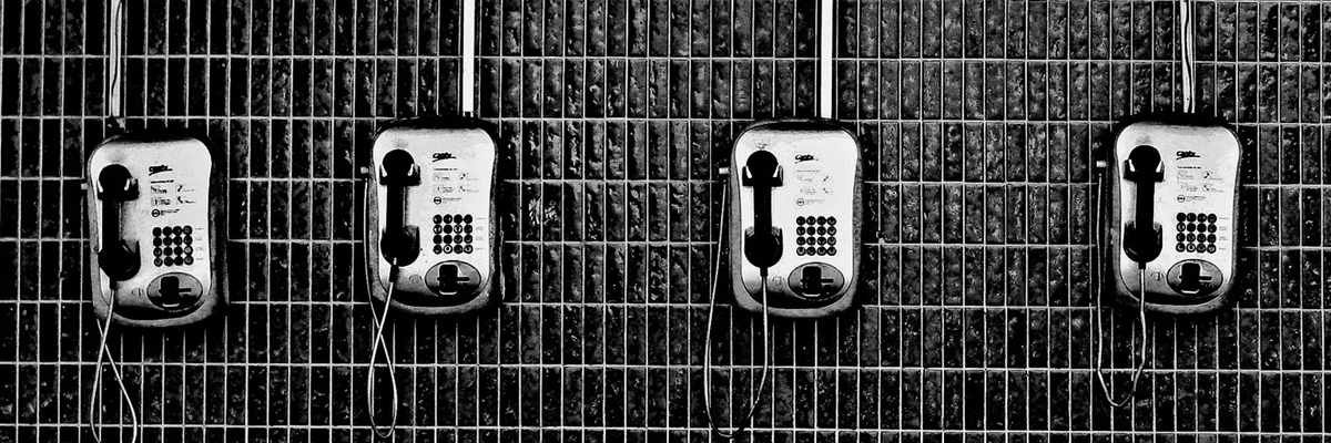 s/w-Foto von drei öffentlichen Telefoneinheiten